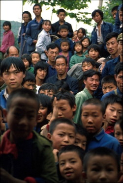 Tout comme l'arrivée du bus plein d'étrangers au village de Santang le départ ne passe aussi jamais inaperçu. (Santang/Zhijin/Bijie/Guizhou)