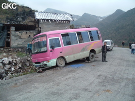 Au col de Shimenkan 石门坎 sortie de  route pour ce minibus. (district autonome Miao de Songtao 松桃苗族自治县, Tongren, Guizhou)
