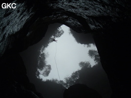 A contre jour le puits d'entrée de 155 mètres du gouffre de Xiaokengyan 消坑岩 .(Banzhu, Zheng'an 正安, Zunyi, Guizhou)