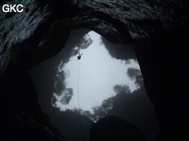 A contre jour le puits d'entrée de 155 mètres du gouffre de Xiaokengyan 消坑岩 .(Banzhu, Zheng'an 正安, Zunyi, Guizhou)