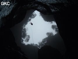 A contre jour le puits d'entrée de 155 mètres du gouffre de Xiaokengyan 消坑岩 .(Banzhu, Zheng'an 正安, Zunyi, Guizhou)