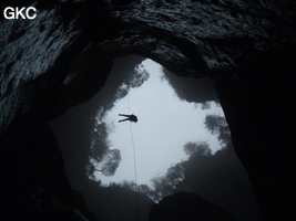 A contre jour le puits d'entrée de 155 mètres du gouffre de Xiaokengyan 消坑岩 .(Banzhu, Zheng'an 正安, Zunyi, Guizhou)