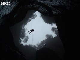 A contre jour le puits d'entrée de 155 mètres du gouffre de Xiaokengyan 消坑岩 .(Banzhu, Zheng'an 正安, Zunyi, Guizhou)