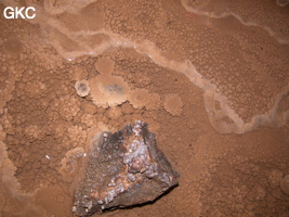 Micro-gours et cristaux dans la grotte la perte de Xiaoshuidong 消水洞 . (Wuluo, Songtao, Guizhou)