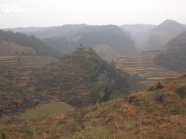 Le site de la pagode de l'arche du dragon au pied de laquelle s'ouvre Longqiaogedong (Grotte de la pagode de l'arche du dragon) 龙桥阁洞 une entrée du réseau de Longnudong 龙女洞. (Shipin, Zheng'an 正安, Zunyi Shi 遵义市, Guizhou 贵州省, Chine 中国)