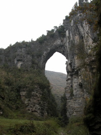 Le pont naturel de l'arche du dragon au pied de laquelle s'ouvre Longqiaogedong (Grotte de la pagode de l'arche du dragon) 龙桥阁洞 une entrée du réseau de Longnudong 龙女洞. (Shipin, Zheng'an 正安, Zunyi Shi 遵义市, Guizhou 贵州省, Chine 中国)