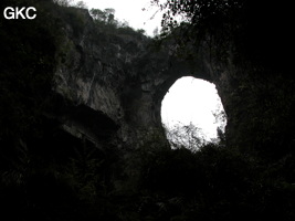 Le pont naturel de l'arche du dragon au pied de laquelle s'ouvre Longqiaogedong (Grotte de la pagode de l'arche du dragon) 龙桥阁洞 une entrée du réseau de Longnudong 龙女洞. (Shipin, Zheng'an 正安, Zunyi Shi 遵义市, Guizhou 贵州省, Chine 中国)