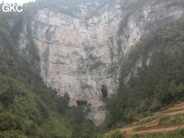 Les entrées en falaise de la grotte de Baiyangou (grotte de la falaise blanche) 白岩沟 , avec en haut un temple suspendu très discret (Shipin, Zheng'an, Guizhou)