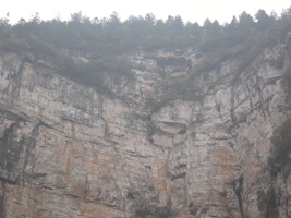 Temple niché dans le haut de la falaise qui domine les entrées de la grotte de Baiyangou (grotte de la falaise blanche) 白岩沟 (Shipin, Zheng'an, Guizhou)
