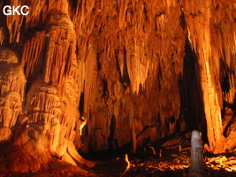 Concrétions dans la grotte aménagée de Qianlong dong 濳龙洞. (Wuluo, District autonome Miao de Songtao 松桃苗族自治县, Tongren, Guizhou)