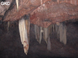 Concrétions dans la grotte aménagée de Qianlong dong 濳龙洞. (Wuluo, District autonome Miao de Songtao 松桃苗族自治县, Tongren, Guizhou)