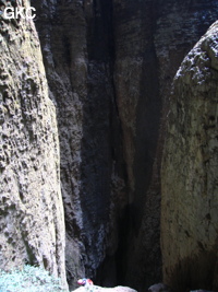 Le puits d'entrée de 155 mètres du gouffre de Xiaokengyan 消坑岩 .(Banzhu, Zheng'an 正安, Zunyi, Guizhou)