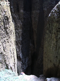 Le puits d'entrée de 155 mètres du gouffre de Xiaokengyan 消坑岩 .(Banzhu, Zheng'an 正安, Zunyi, Guizhou)