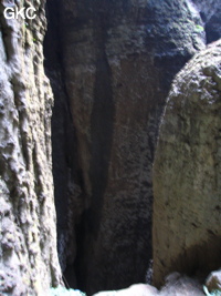 Le puits d'entrée de 155 mètres du gouffre de Xiaokengyan 消坑岩 .(Banzhu, Zheng'an 正安, Zunyi, Guizhou)