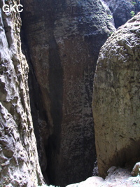 Le puits d'entrée de 155 mètres du gouffre de Xiaokengyan 消坑岩 .(Banzhu, Zheng'an 正安, Zunyi, Guizhou)