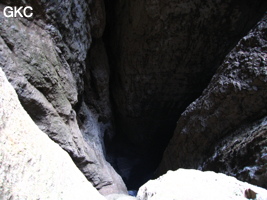 Le puits d'entrée de 155 mètres du gouffre de Xiaokengyan 消坑岩 .(Banzhu, Zheng'an 正安, Zunyi, Guizhou)