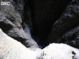 Le puits d'entrée de 155 mètres du gouffre de Xiaokengyan 消坑岩 .(Banzhu, Zheng'an 正安, Zunyi, Guizhou)