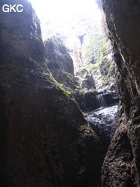 Le puits d'entrée de 155 mètres du gouffre de Xiaokengyan 消坑岩 .(Banzhu, Zheng'an 正安, Zunyi, Guizhou)