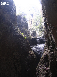 Le puits d'entrée de 155 mètres du gouffre de Xiaokengyan 消坑岩 .(Banzhu, Zheng'an 正安, Zunyi, Guizhou)