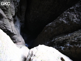 Le puits d'entrée de 155 mètres du gouffre de Xiaokengyan 消坑岩 .(Banzhu, Zheng'an 正安, Zunyi, Guizhou)