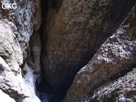 Le puits d'entrée de 155 mètres du gouffre de Xiaokengyan 消坑岩 .(Banzhu, Zheng'an 正安, Zunyi, Guizhou)