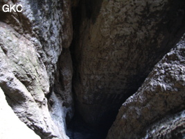 Le puits d'entrée de 155 mètres du gouffre de Xiaokengyan 消坑岩 .(Banzhu, Zheng'an 正安, Zunyi, Guizhou)