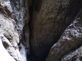 Le puits d'entrée de 155 mètres du gouffre de Xiaokengyan 消坑岩 .(Banzhu, Zheng'an 正安, Zunyi, Guizhou)