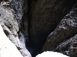 Le puits d'entrée de 155 mètres du gouffre de Xiaokengyan 消坑岩 .(Banzhu, Zheng'an 正安, Zunyi, Guizhou)