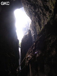 Corde dans le puits d'entrée de 155 mètres du gouffre de Xiaokengyan 消坑岩 .(Banzhu, Zheng'an 正安, Zunyi, Guizhou)