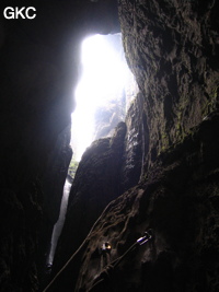 Corde dans le puits d'entrée de 155 mètres du gouffre de Xiaokengyan 消坑岩 .(Banzhu, Zheng'an 正安, Zunyi, Guizhou)