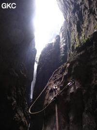 Corde dans le puits d'entrée de 155 mètres du gouffre de Xiaokengyan 消坑岩 .(Banzhu, Zheng'an 正安, Zunyi, Guizhou)