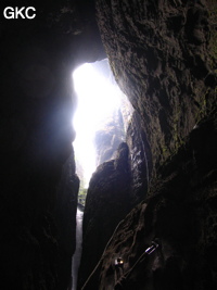 Corde dans le puits d'entrée de 155 mètres du gouffre de Xiaokengyan 消坑岩 .(Banzhu, Zheng'an 正安, Zunyi, Guizhou)