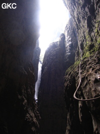 Corde dans le puits d'entrée de 155 mètres du gouffre de Xiaokengyan 消坑岩 .(Banzhu, Zheng'an 正安, Zunyi, Guizhou)