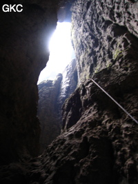 Corde dans le puits d'entrée de 155 mètres du gouffre de Xiaokengyan 消坑岩 .(Banzhu, Zheng'an 正安, Zunyi, Guizhou)