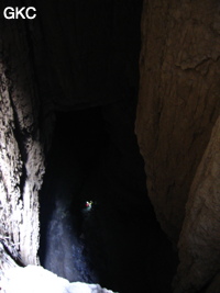 Le puits d'entrée de 155 mètres du gouffre de Xiaokengyan 消坑岩 .(Banzhu, Zheng'an 正安, Zunyi, Guizhou)