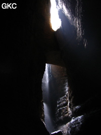 L’eau d’exhaures de la mine ainsi qu’un ruisselet cascadent dans le puits d'entrée de 155 mètres du gouffre de Xiaokengyan 消坑岩 .(Banzhu, Zheng'an 正安, Zunyi, Guizhou)