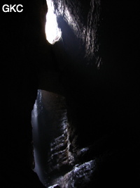 L’eau d’exhaures de la mine ainsi qu’un ruisselet cascadent dans le puits d'entrée de 155 mètres du gouffre de Xiaokengyan 消坑岩 .(Banzhu, Zheng'an 正安, Zunyi, Guizhou)