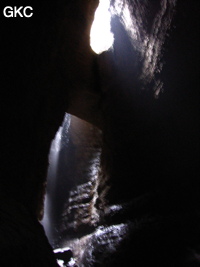 L’eau d’exhaures de la mine ainsi qu’un ruisselet cascadent dans le puits d'entrée de 155 mètres du gouffre de Xiaokengyan 消坑岩 .(Banzhu, Zheng'an 正安, Zunyi, Guizhou)