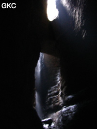 L’eau d’exhaures de la mine ainsi qu’un ruisselet cascadent dans le puits d'entrée de 155 mètres du gouffre de Xiaokengyan 消坑岩 .(Banzhu, Zheng'an 正安, Zunyi, Guizhou)