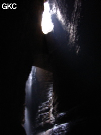 L’eau d’exhaures de la mine ainsi qu’un ruisselet cascadent dans le puits d'entrée de 155 mètres du gouffre de Xiaokengyan 消坑岩 .(Banzhu, Zheng'an 正安, Zunyi, Guizhou)