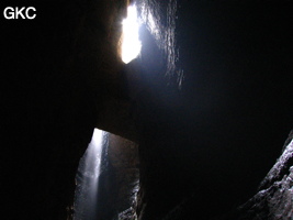 L’eau d’exhaures de la mine ainsi qu’un ruisselet cascadent dans le puits d'entrée de 155 mètres du gouffre de Xiaokengyan 消坑岩 .(Banzhu, Zheng'an 正安, Zunyi, Guizhou)