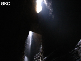 L’eau d’exhaures de la mine ainsi qu’un ruisselet cascadent dans le puits d'entrée de 155 mètres du gouffre de Xiaokengyan 消坑岩 .(Banzhu, Zheng'an 正安, Zunyi, Guizhou)