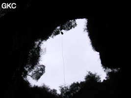 En contre jour le puits d'entrée de 155 mètres du gouffre de Xiaokengyan 消坑岩 .(Banzhu, Zheng'an 正安, Zunyi, Guizhou)