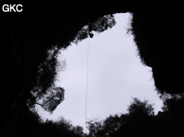 En contre jour le puits d'entrée de 155 mètres du gouffre de Xiaokengyan 消坑岩 .(Banzhu, Zheng'an 正安, Zunyi, Guizhou)