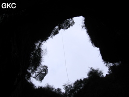 En contre jour le puits d'entrée de 155 mètres du gouffre de Xiaokengyan 消坑岩 .(Banzhu, Zheng'an 正安, Zunyi, Guizhou)