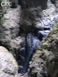 Dans le puits d'entrée de 155 mètres du gouffre de Xiaokengyan 消坑岩 un ruisselet cascade .(Banzhu, Zheng'an 正安, Zunyi, Guizhou)