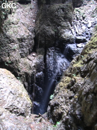 Dans le puits d'entrée de 155 mètres du gouffre de Xiaokengyan 消坑岩 un ruisselet cascade .(Banzhu, Zheng'an 正安, Zunyi, Guizhou)