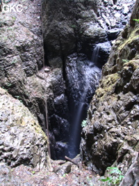 Dans le puits d'entrée de 155 mètres du gouffre de Xiaokengyan 消坑岩 un ruisselet cascade .(Banzhu, Zheng'an 正安, Zunyi, Guizhou)