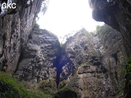 Le puits d'entrée de 155 mètres du gouffre de Xiaokengyan 消坑岩 .(Banzhu, Zheng'an 正安, Zunyi, Guizhou)