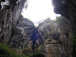 Le puits d'entrée de 155 mètres du gouffre de Xiaokengyan 消坑岩 .(Banzhu, Zheng'an 正安, Zunyi, Guizhou)